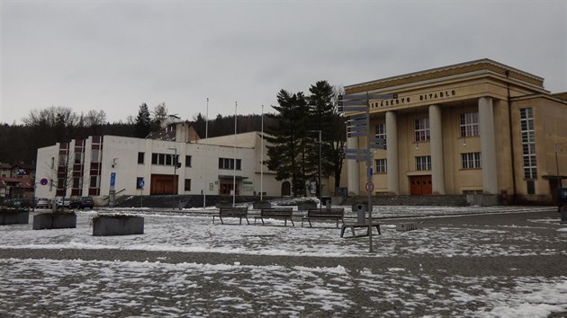 Pstavba Jirskova divadla v Hronov ek na dokonen od roku 1999, veden msta tam zamlelo mstsk ad.