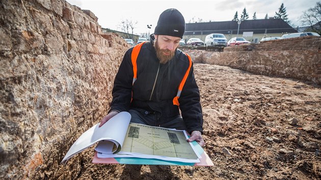 Detaily ve zpsobu zdn i pouitm materilu podle hradeckho archeologa Radka Blhy pesn ukazuj, jak pevnost v 18. stolet v Hradci Krlov vznikala.