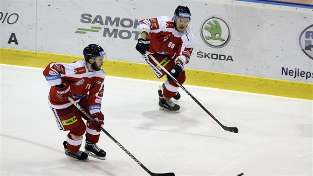 Olomout hokejist Jakub Matai (vpravo) s Jakubem Hermanem.