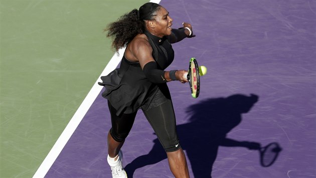 Americk tenistka Serena Williamsov returnuje v duelu 1. kola na turnaji v Miami.
