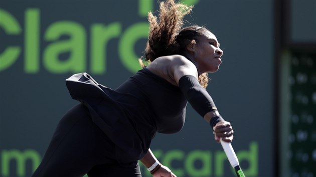 Americk tenistka Serena Williamsov servruje v duelu 1. kola na turnaji v Miami.