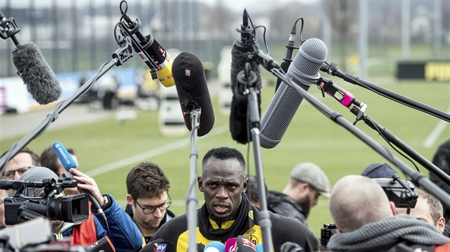 Usain Bolt hovoří s novináři po tréninku s fotbalisty bundesligového Dortmundu.