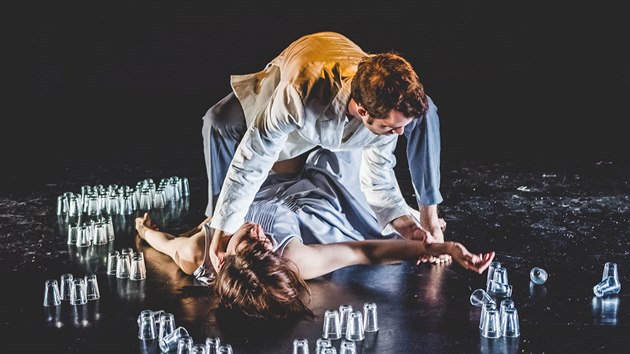 Ukázka z představení Poledne, které Divadlo Continuo hraje ve Švestkovém dvoře a v pražské La Fabrice