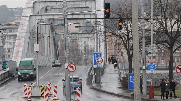 Na Benev most nesm vozidla nad 3,5 tuny a provoz tu nov d semafory, nebo MHD jezd v obou smrech stdav jen prostednm pruhem a k se s ostatnmi auty.