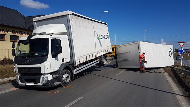 Pvs nkladnho auta zablokoval vjezd z kruhovho objezdu u Makra v Plzni smrem k dlnici D5. (21. 3. 2018)