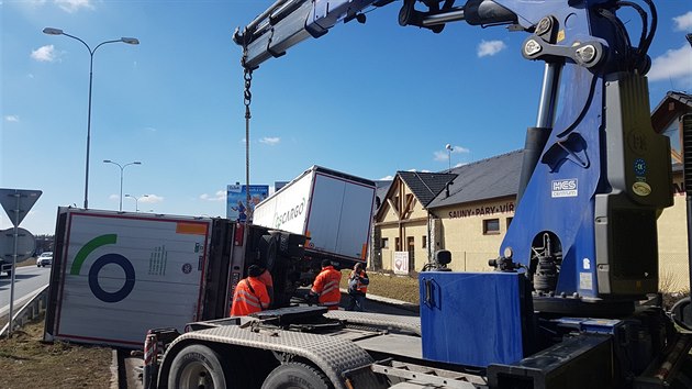 Přívěs nákladního auta zablokoval výjezd z kruhového objezdu u Makra v Plzni směrem k dálnici D5. (21. 3. 2018)