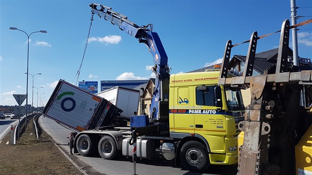 Přívěs nákladního auta zablokoval výjezd z kruhového objezdu u Makra v Plzni směrem k dálnici D5. (21. 3. 2018)
