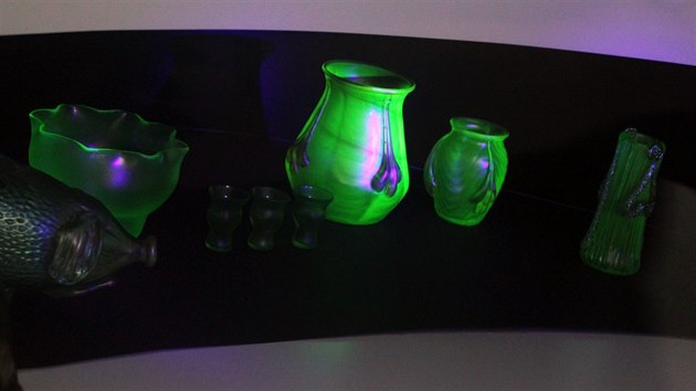 Pi nasvcen UV lampou se sklo s uranem rozsvt. V klatovskm Pavilonu skla je k vidn kolem tyiceti expont.