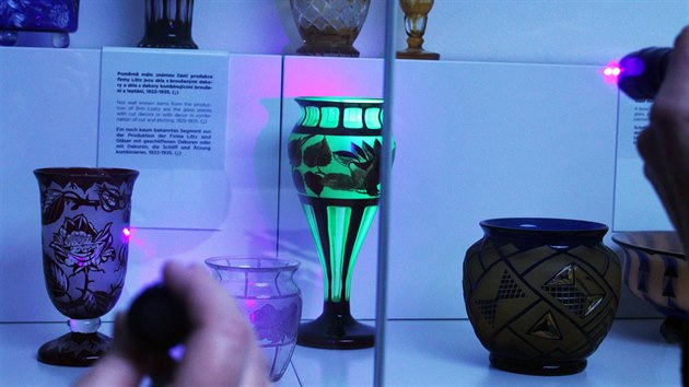 Pi nasvcen UV lampou se sklo s uranem rozsvt. V klatovskm Pavilonu skla je k vidn kolem tyiceti expont.