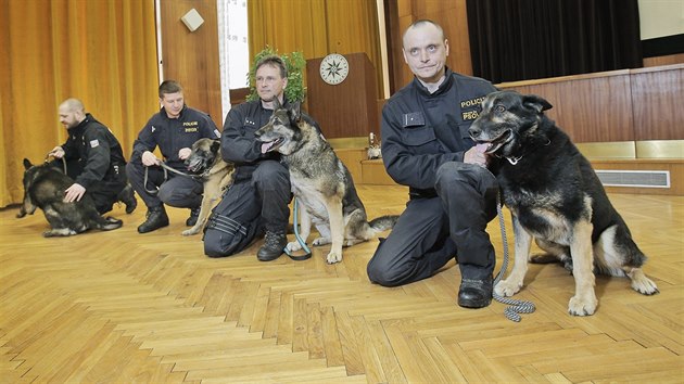 tveice sluebnch policejnch ps odchz do dchodu. Mezi nimi i Romer (v poped), kterho ped lety pobodal lupi. Uprchnout se mu ale nepodailo. (29. 3. 2018)