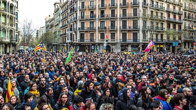V Katalánsku vyšly do ulic desetitisíce lidí (25. března 2018).