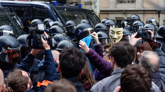 Protesty v Barceloně proti zadržení Carlese Puidgemonta (25. března 2018).
