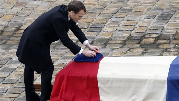 Francouzský prezident Macron uctil památku četníka Arnauda Beltrama, který zahynul při teroristickém útoku (28. března 2018).