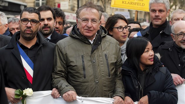Uprostřed Daniel Knoll při pietním pochodu za jeho matku Mireille Knollovou ubodanou ve svém pařížském bytě (28. března 2018).