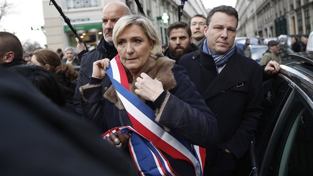 ast Marine Le Penov na tichm pochodu v Pai vyvolala rozruch. (28. bezna 2018)