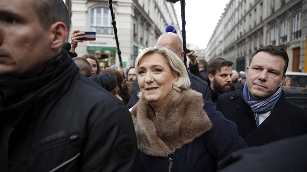 ast Marine Le Penov na tichm pochodu v Pai vyvolala rozruch (28. bezna 2018).