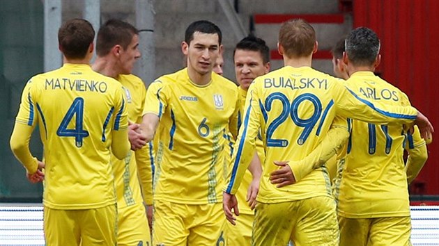 Ukrajinští fotbaloví reprezentanti se radují z branky během přípravného utkání proti Japonsku.