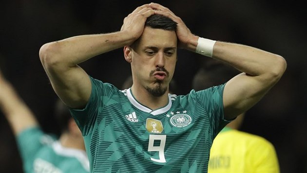 JAK SE TO STALO? Nmeck tonk Sandro Wagner nechpe prohru v pprav s Brazli.