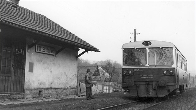 Motorový vz M152.0014 ve stanici Podleín zastávka v roce 1980