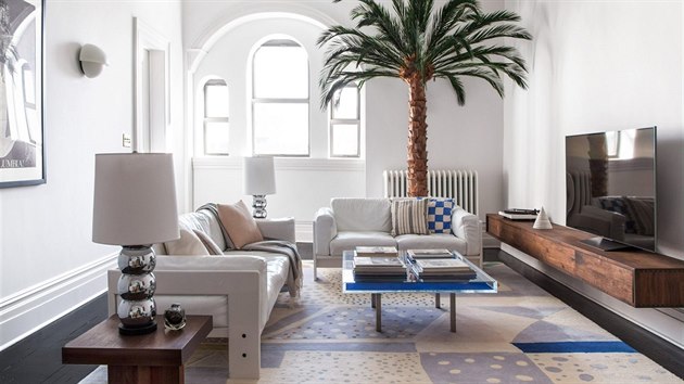 Reprezentativnímu obývacímu pokoji s nadsázkou vévodí zelená palma v květináči, sedačky navrhl italský designér Tobio Scarpa a jde o originální staré kousky. 