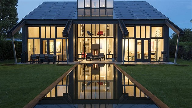 Symetricky dům předěluje vodní plocha bazénku, na který navazuje terasa, která vstupuje do nitra domu.