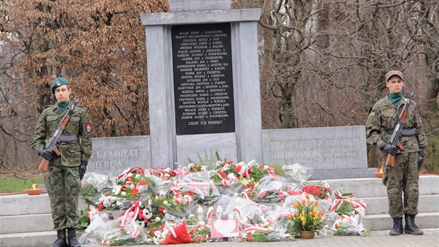 Lid se kadoron setkvaj v polskm Tn v mst popravy, aby si pipomnli pamtku obench odboj.