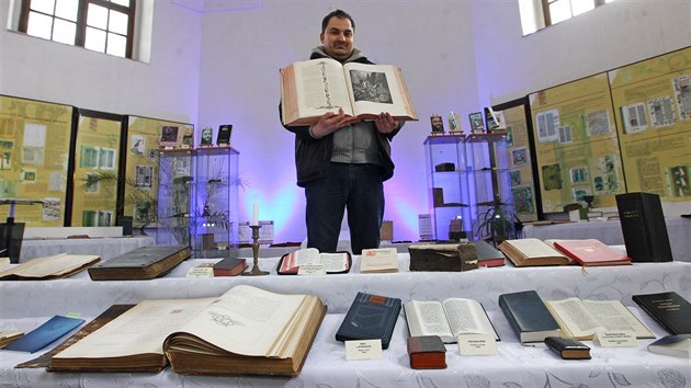 Hamrozi v kltern kapli vybudoval uniktn Svtov muzeum a knihovnu Bible.