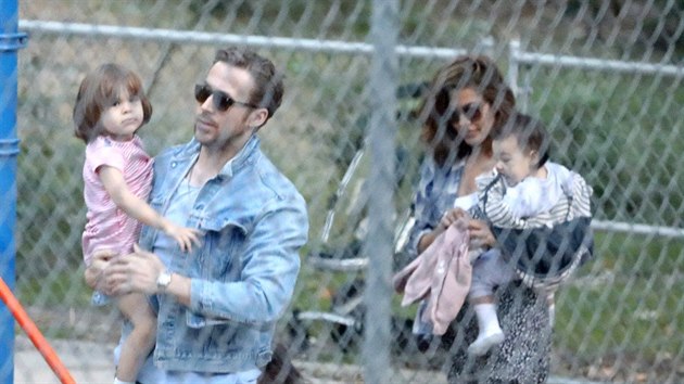 Ryan Gosling, Eva Mendesová a jejich dcery Esmeralda a Amada (Los Angeles, 18. května 2017)
