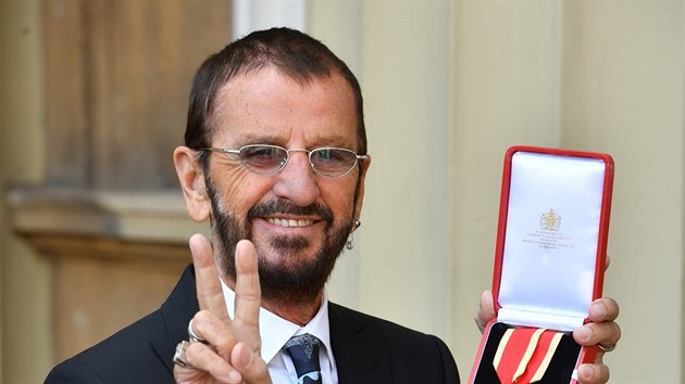 Ringo Starr obdržel Řád britského impéria s hodností rytíř-komandér (Londýn, 20. března 2018).
