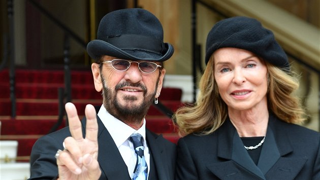 Ringo Starr, jeho obansk jmno je Richard Starkey, a jeho manelka Barbara Bachov (Londn, 20. bezna 2018).