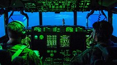 Posádka amerického letounu C-130 Hercules se chystá přistát v Kábulu (22....