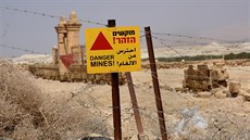 Na bezích Jordánu je podle odhad asi 3000 min (21. bezna 2018)