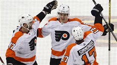 Gólová radost hokejist Philadelphie. Zleva: Andrew MacDonald, stelec branky...