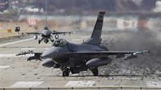 Americká stíhaka F-16 na letecké základn Pyeongtaek v Jiní Koreji (20.3.2018)