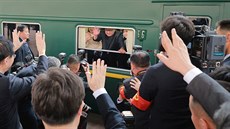 Severokorejský vdce Kim ong-un mává reportérm z vlaku pi své návtv íny...