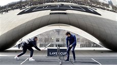 Tenisté Nick Kyrgios (vlevo) a Roger Federer propagují Laver Cup 2018 v...