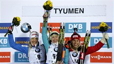 Běloruska Darja Domračevová (uprostřed) slaví vítězství v závěrečném sprintu...