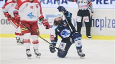 Plzeský Ryan Hollweg slaví gól v síti Olomouce, vedle nj skleslý Jan Káa.