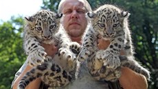 Ped devatenácti lety byl Jan Vaák v jihlavské zoo u prvního odchovu irbis a...