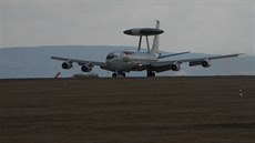 Letoun Boeing E-3A Sentry alianního systému vasné výstrahy AWACS na dráze...