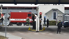 V areálu chemiky v Kralupech nad Vltavou explodovala prázdná nádr na pohonné hmoty (na snímku). est dlník zemelo, dalí dva byli zranni. (22. bezna 2018 )