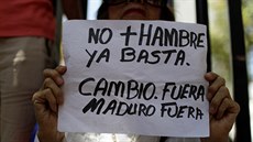 „Konec hladu. Stop. Změna. Ven, Maduro, ven,“ říká cedule, kterou si žena na...