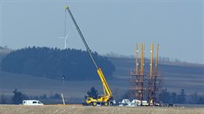 Vztyčování konstrukce rozhledny u vesnice Repechy na Prostějovsku (24. března...