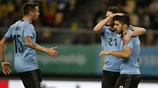 Uruguayští fotbalisté Matías Vicino (vlevo) a Edinson Cavani a střelec Luis...