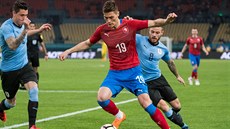 eský útoník Patrik Schick se probíjí uruguayskou obranou.