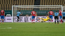 Uruguayský útoník Luis Suárez stílí gól z penalty v utkání China Cupu, eský...