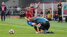 eský záloník Vladimír Darida se probíjí pes uruguayského útoníka v utkání...