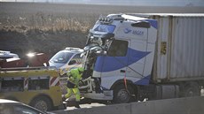 Nehoda tí osobních a dvou nákladních automobil v opravovaném úseku D1 u...