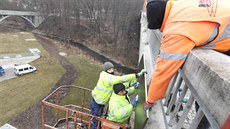 První práce na oprav Brnnského mostu u zaaly. Pro vekerou dopravu se...