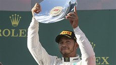 Lewis Hamiltons trofejí pro druhé místo ve Velké cen Austrálie formule 1.
